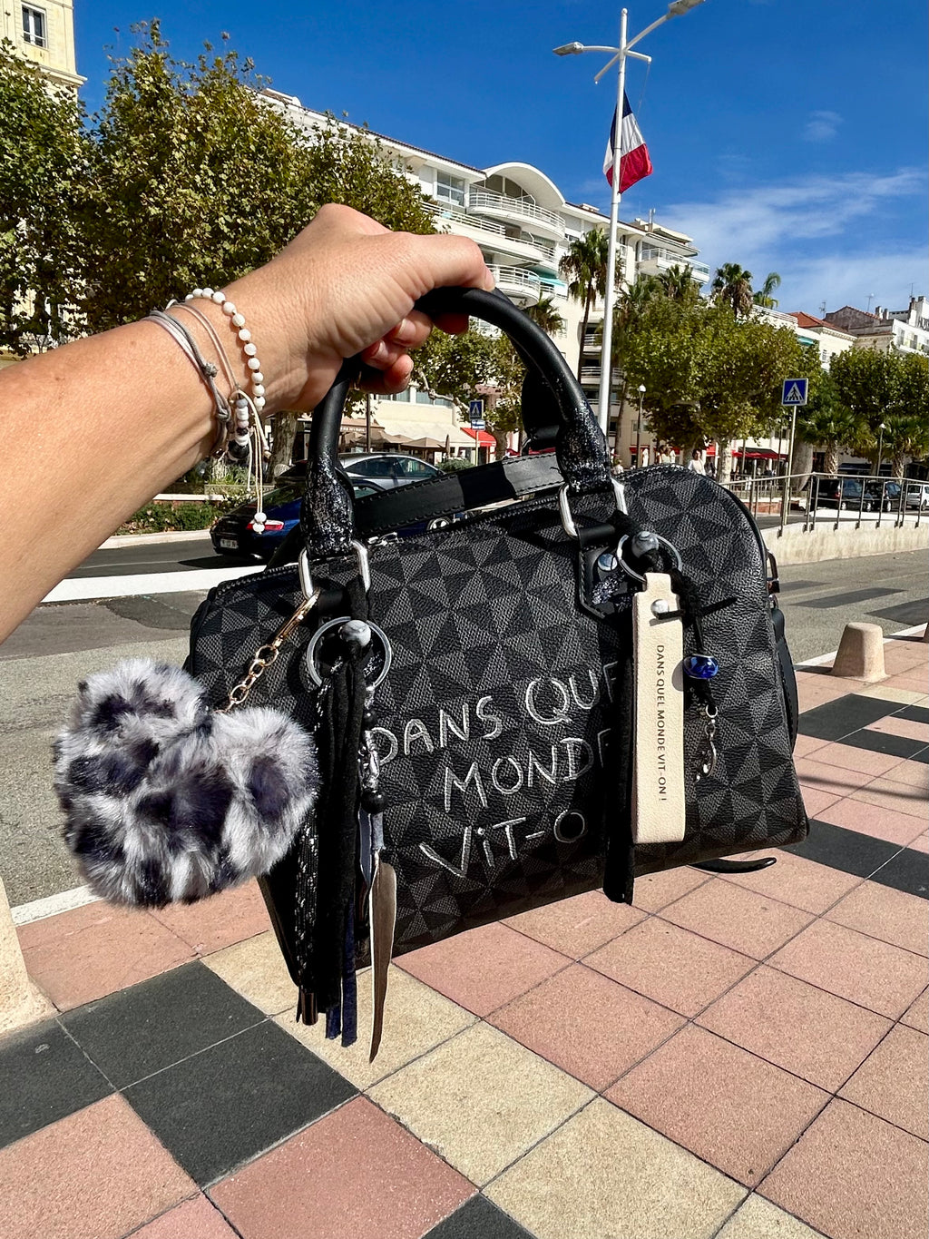 Sac Boston noir DANS QUEL MONDE VIT-ON !