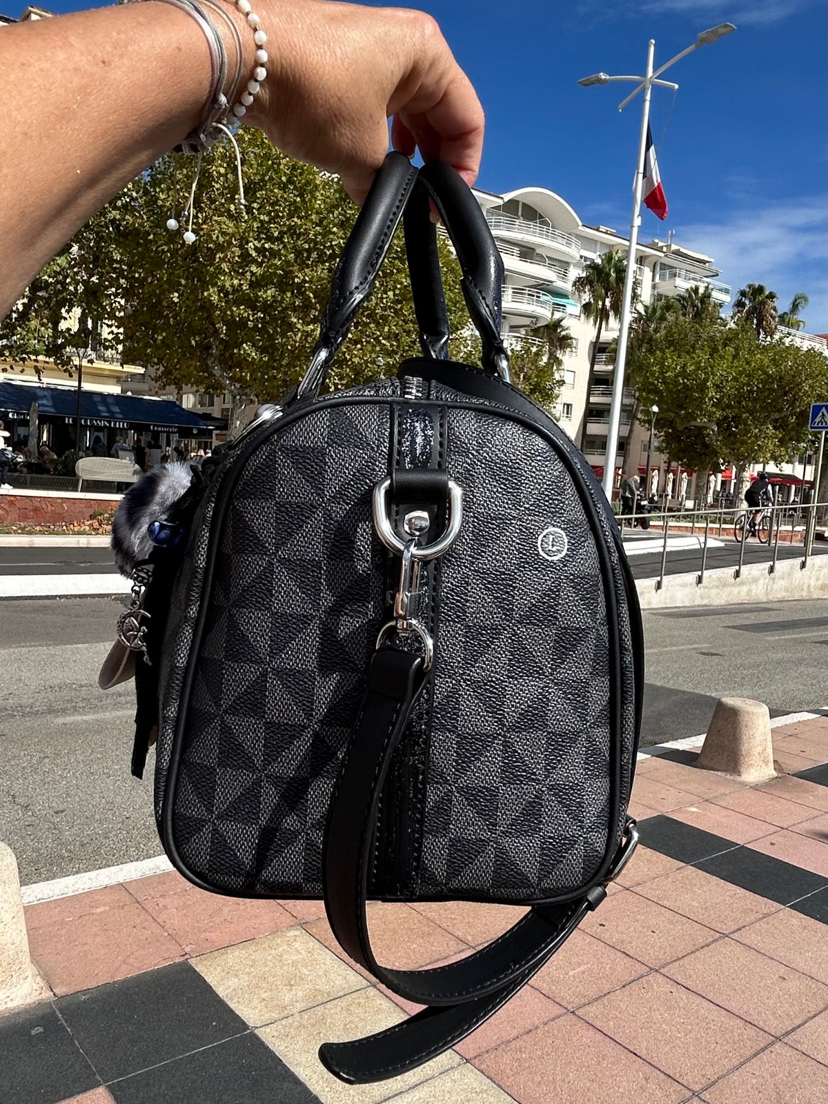 Sac Boston noir DANS QUEL MONDE VIT-ON !