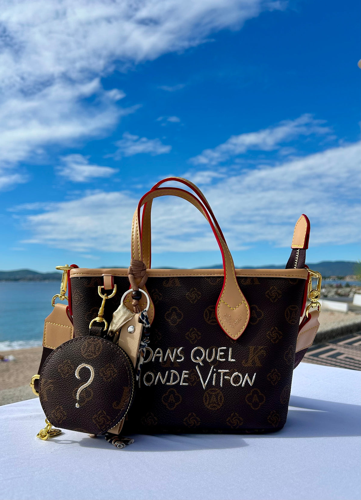 Petit sac et porte monnaie Dans quel monde Vit-on 