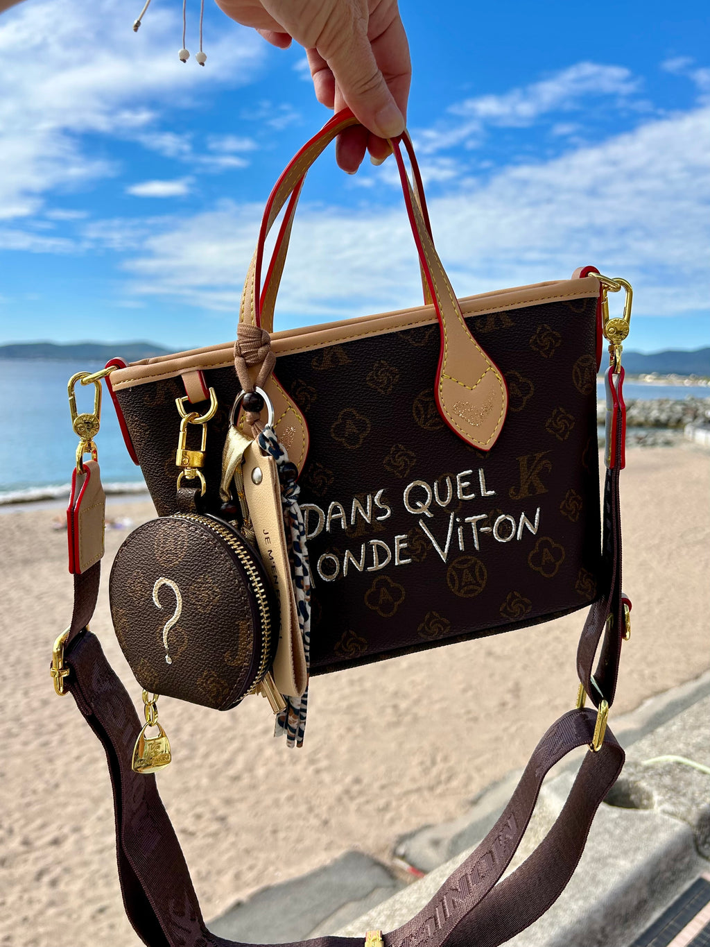Petit sac et porte monnaie Dans quel monde Vit-on 