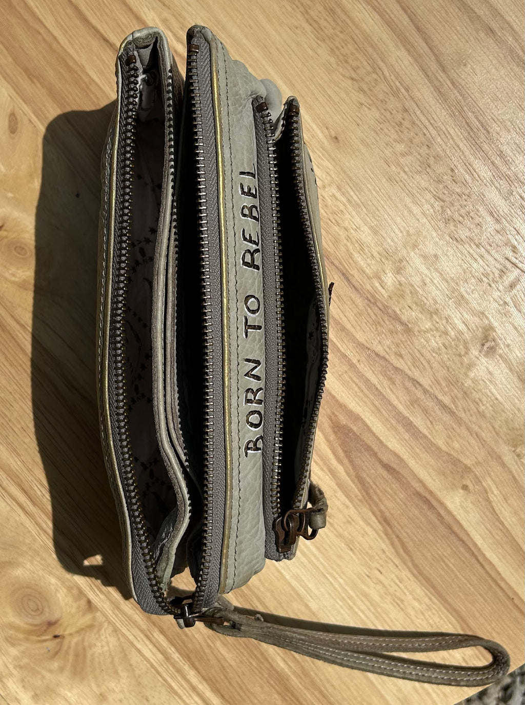 Pochette cuir ZADIG vintage customisée JE M’EN FOUS