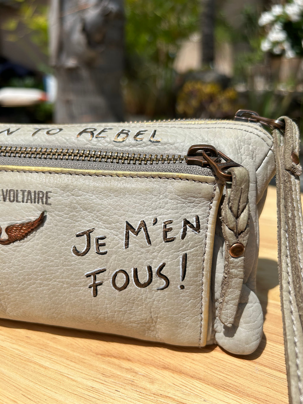 Pochette cuir ZADIG vintage customisée JE M’EN FOUS