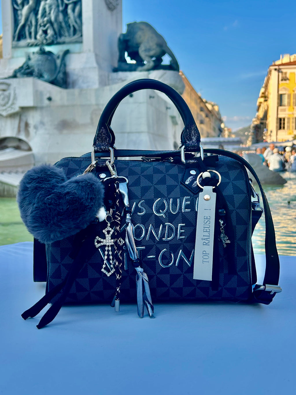 Sac Boston noir DANS QUEL MONDE VIT-ON !