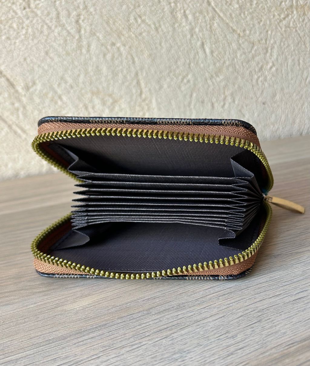 Porte-cartes marron « Dans quel monde vit-on »