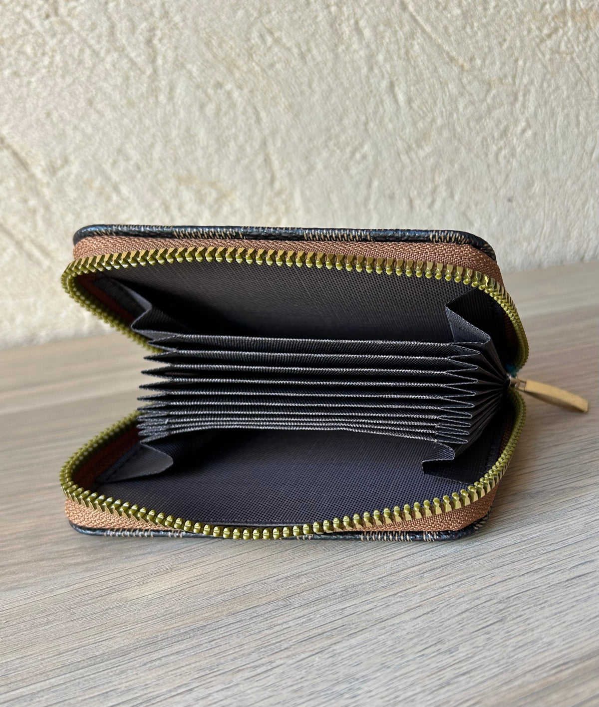 Porte-cartes marron « Dans quel monde vit-on »