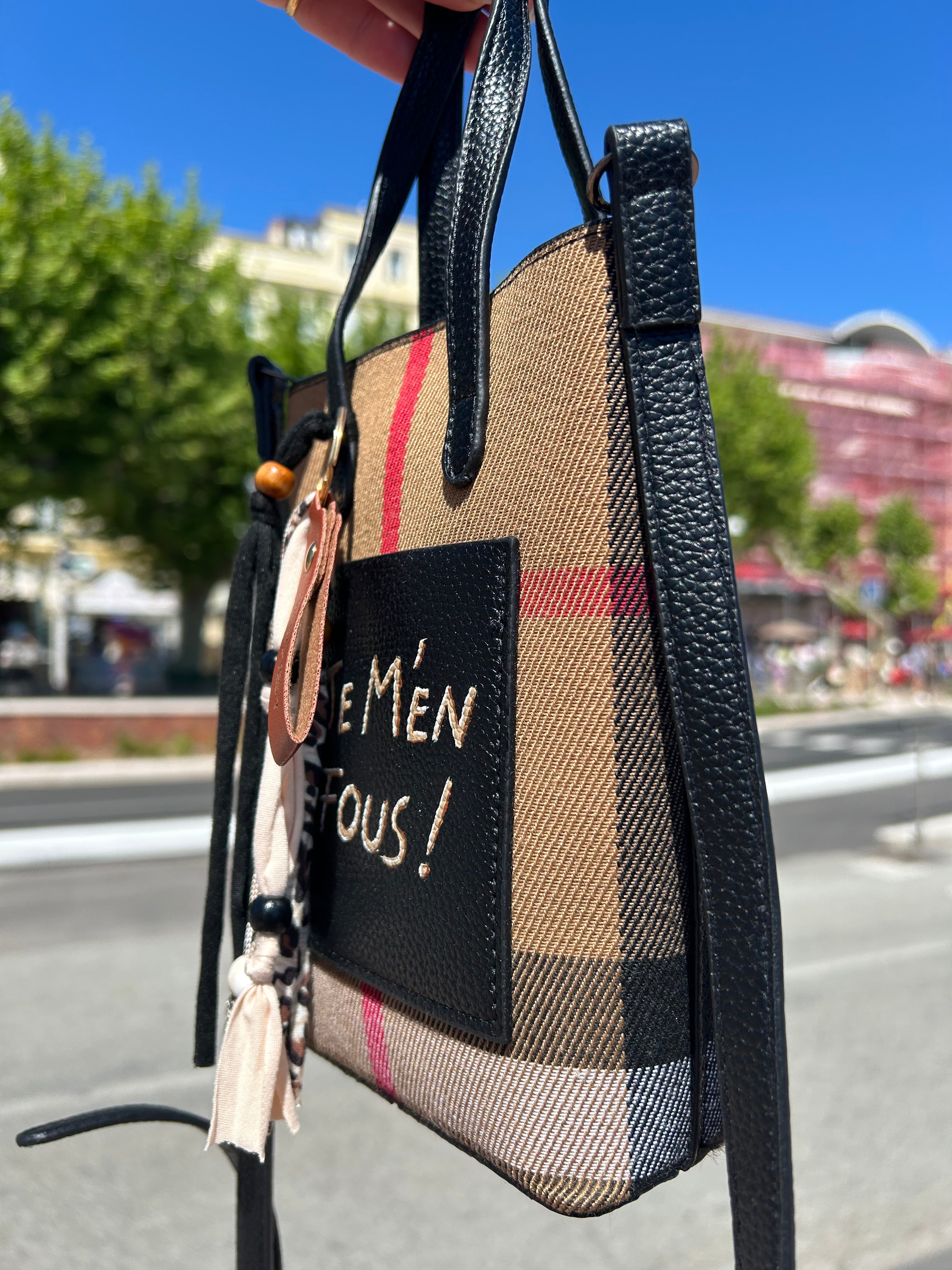 Pochette téléphone noire JE M’EN FOUS !