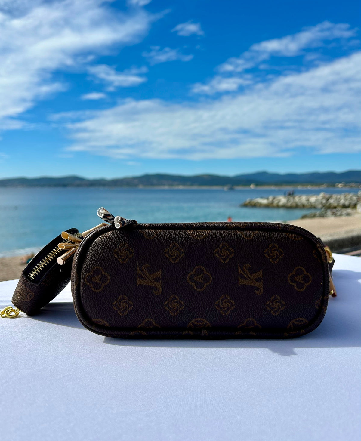 Petit sac et porte monnaie Dans quel monde Vit-on 