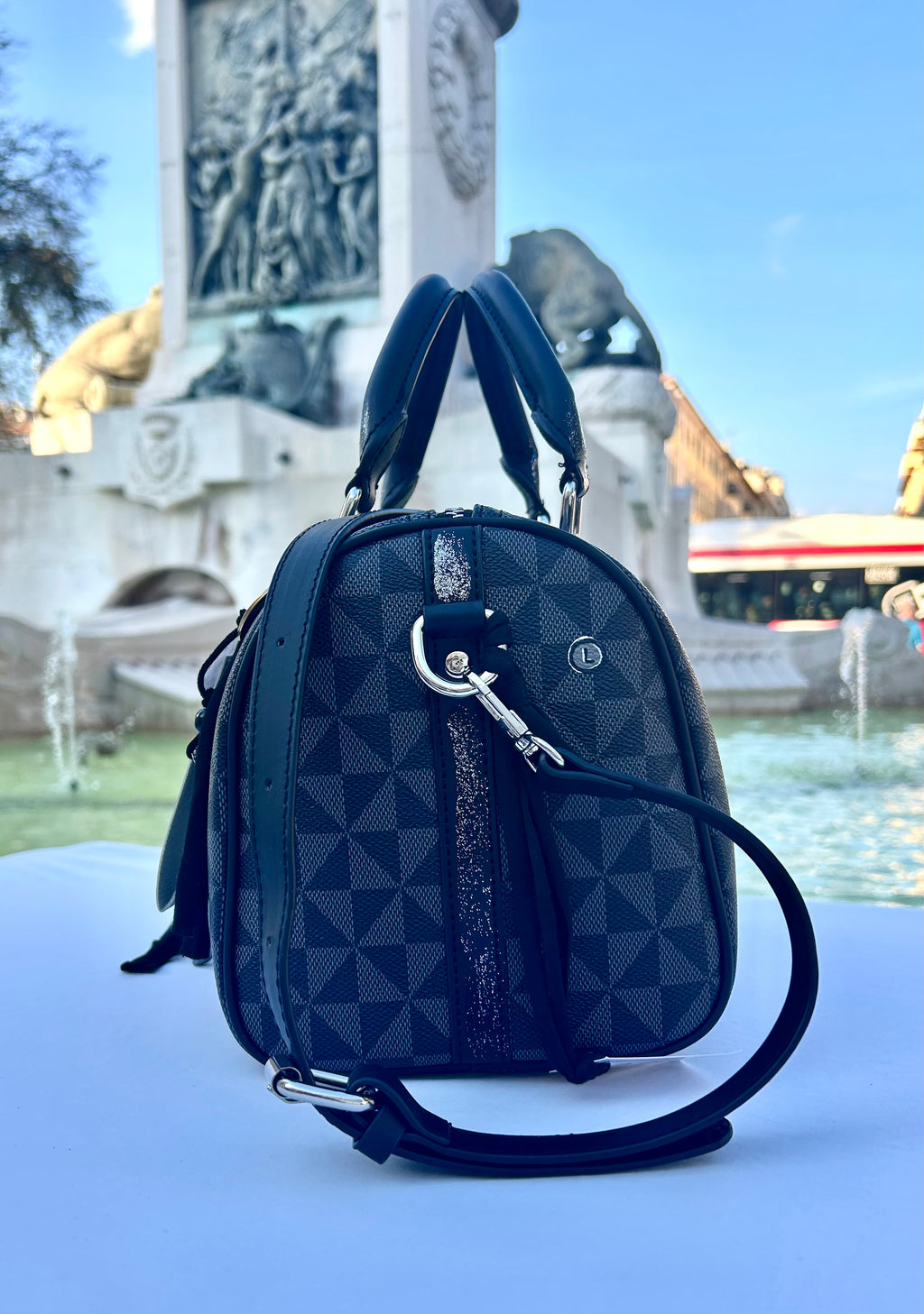 Sac Boston noir DANS QUEL MONDE VIT-ON !
