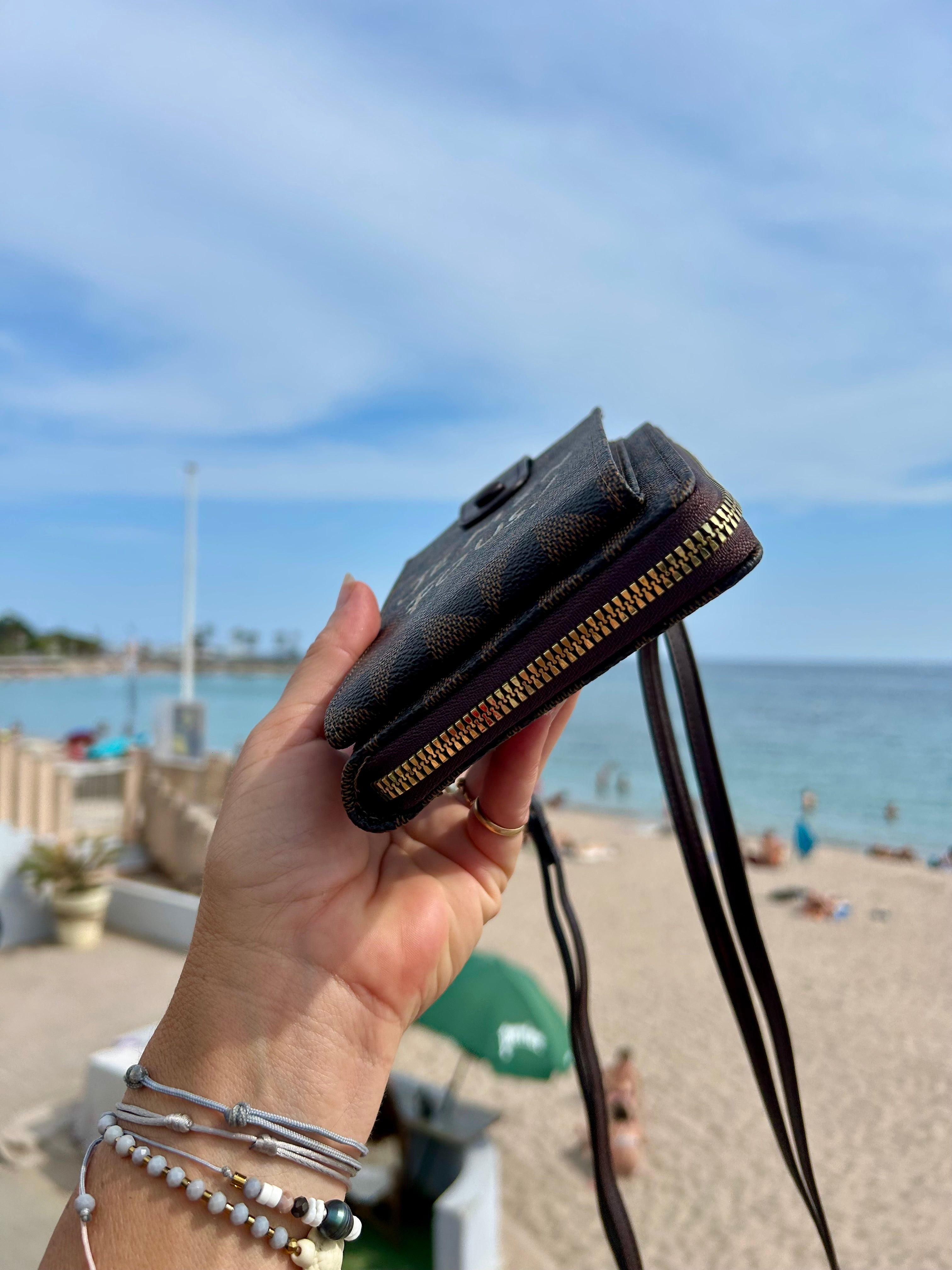 Pochette téléphone marron JE M’EN FOUS !