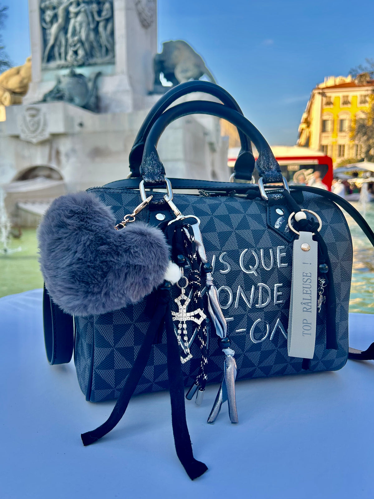 Sac Boston noir DANS QUEL MONDE VIT-ON !