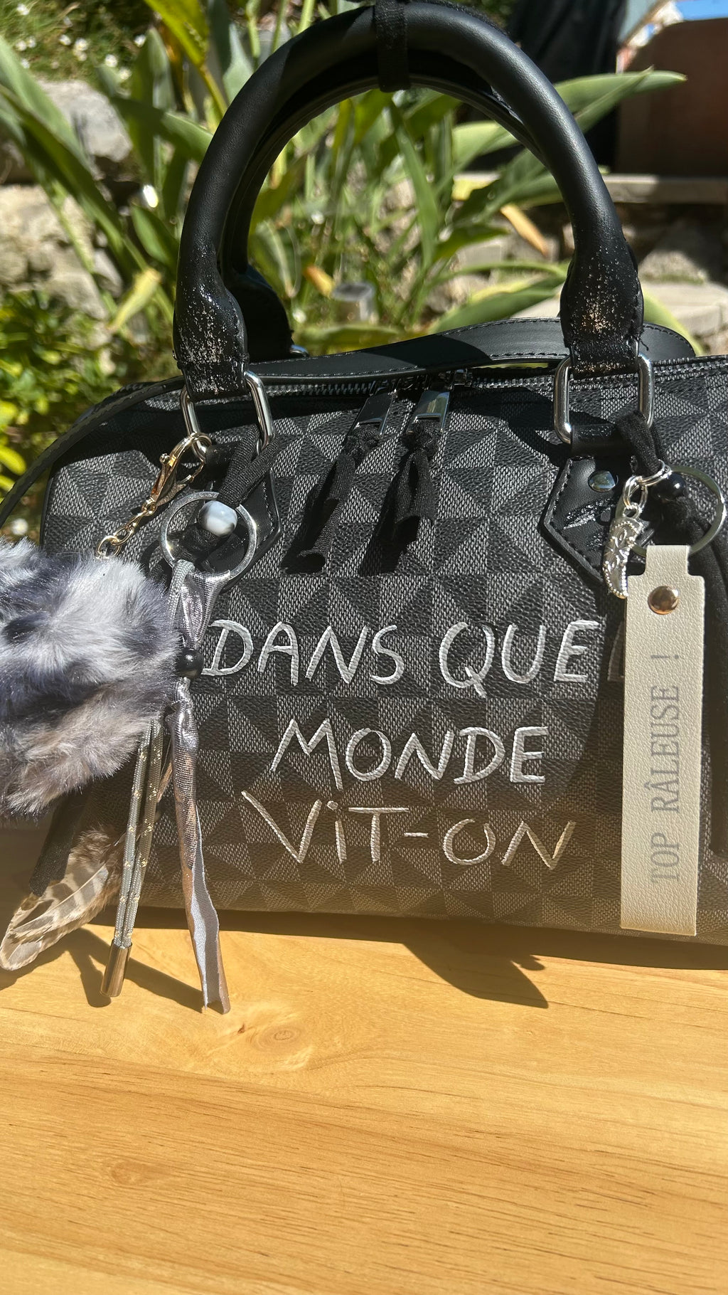 Sac Boston noir DANS QUEL MONDE VIT-ON