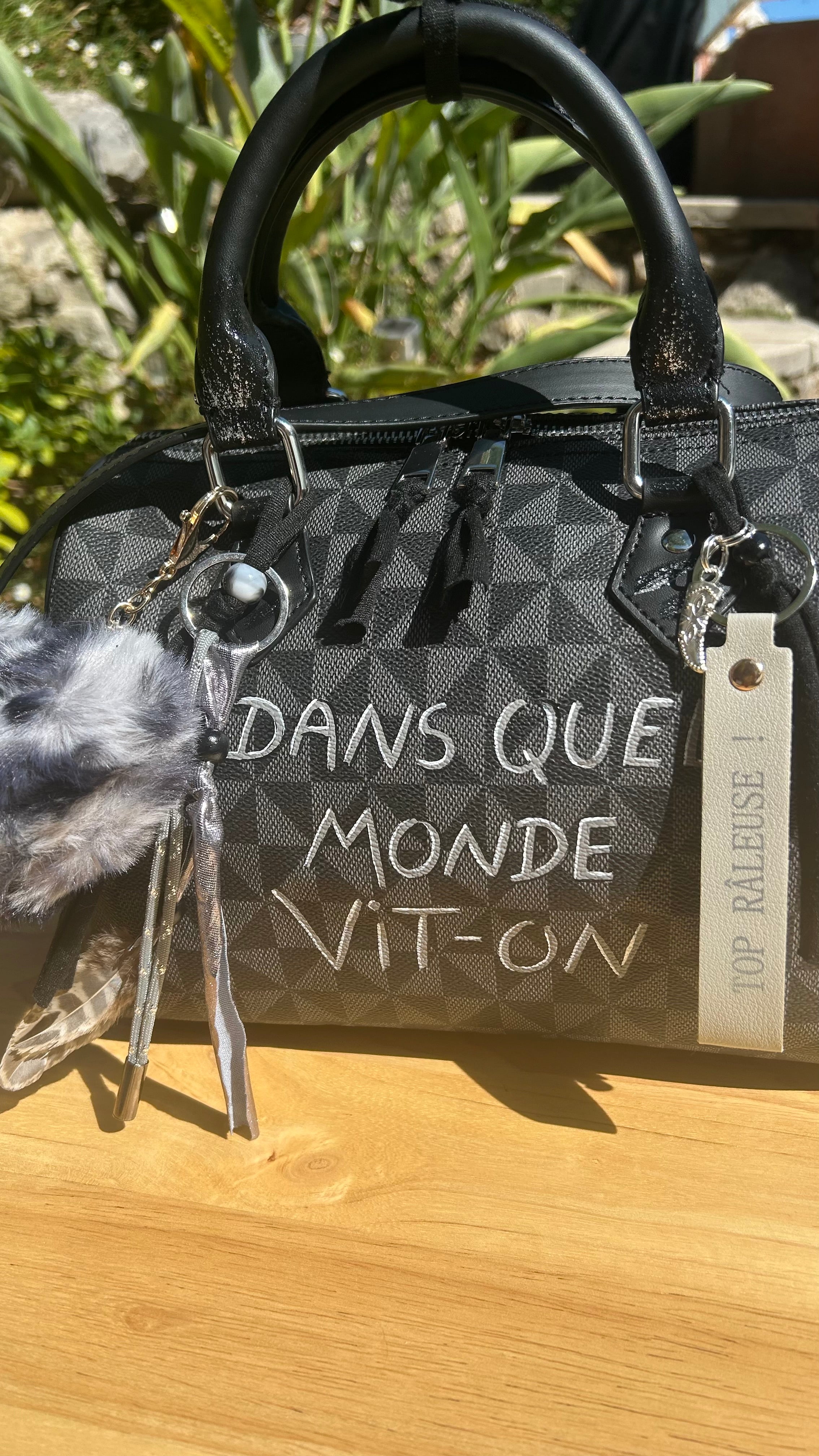 Sac Boston noir DANS QUEL MONDE VIT-ON