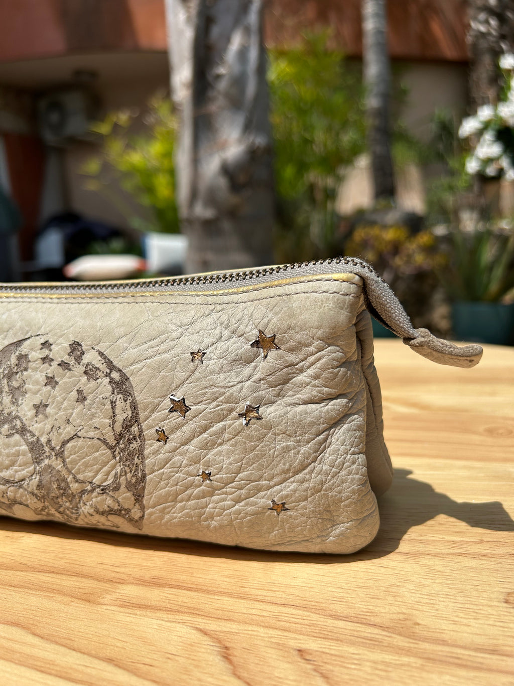 Pochette cuir ZADIG vintage customisée JE M’EN FOUS