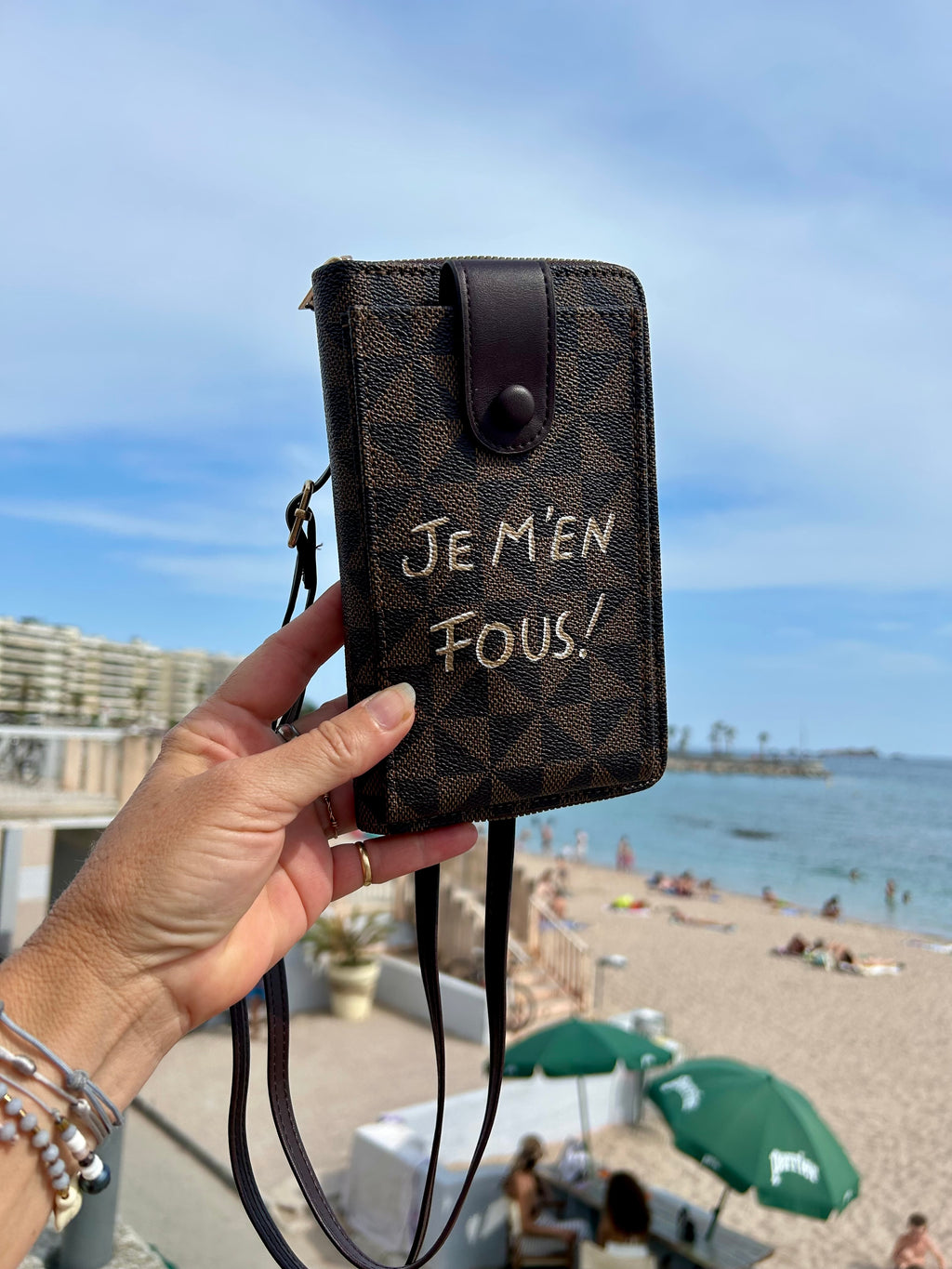 Pochette téléphone marron JE M’EN FOUS !