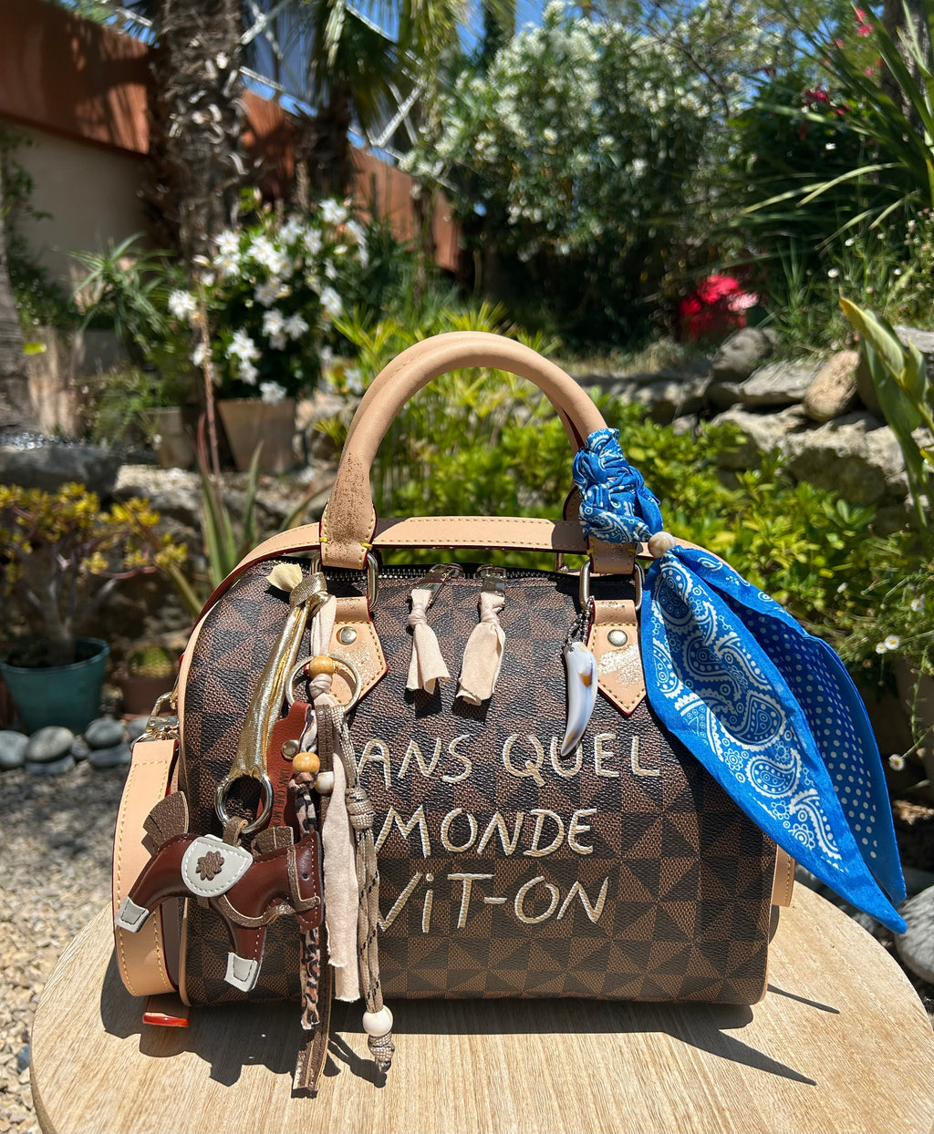 Sac Boston marron DANS QUEL MONDE VIT-ON