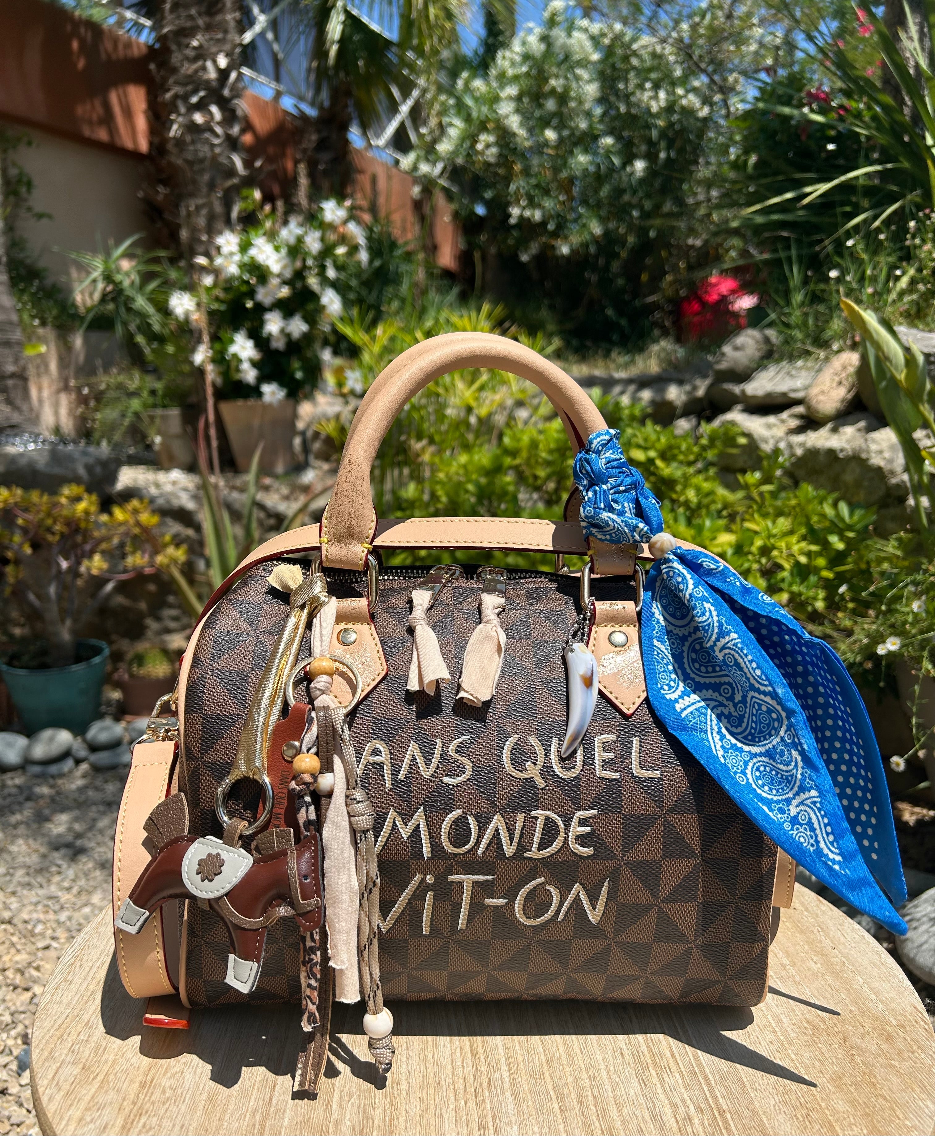 Sac Boston marron DANS QUEL MONDE VIT-ON