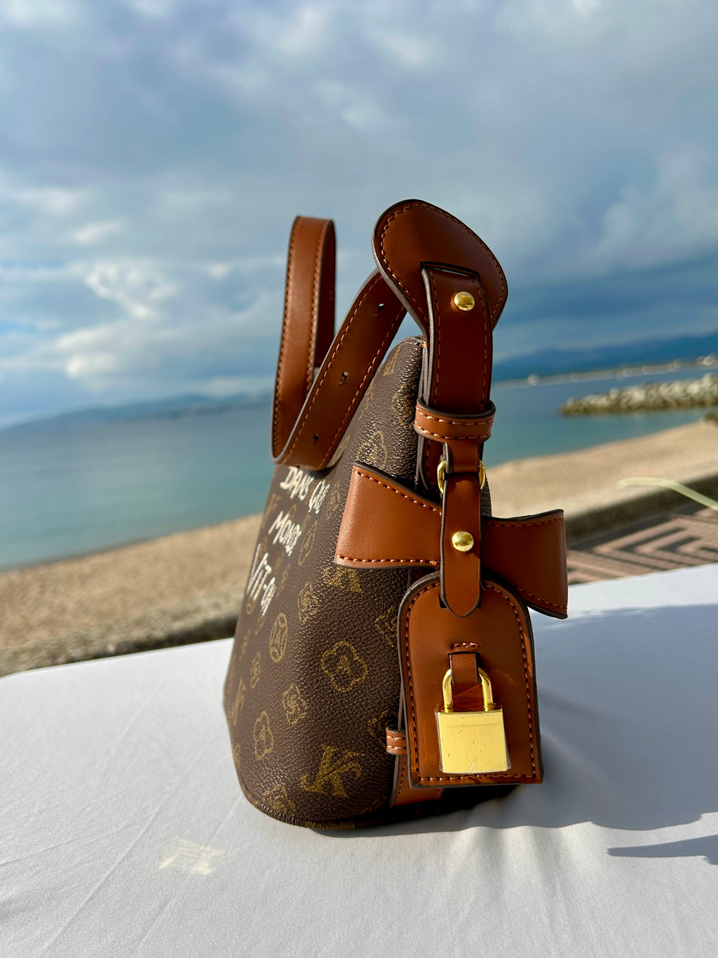 Sac Chic et pochette « Dans quel monde Vit-on »
