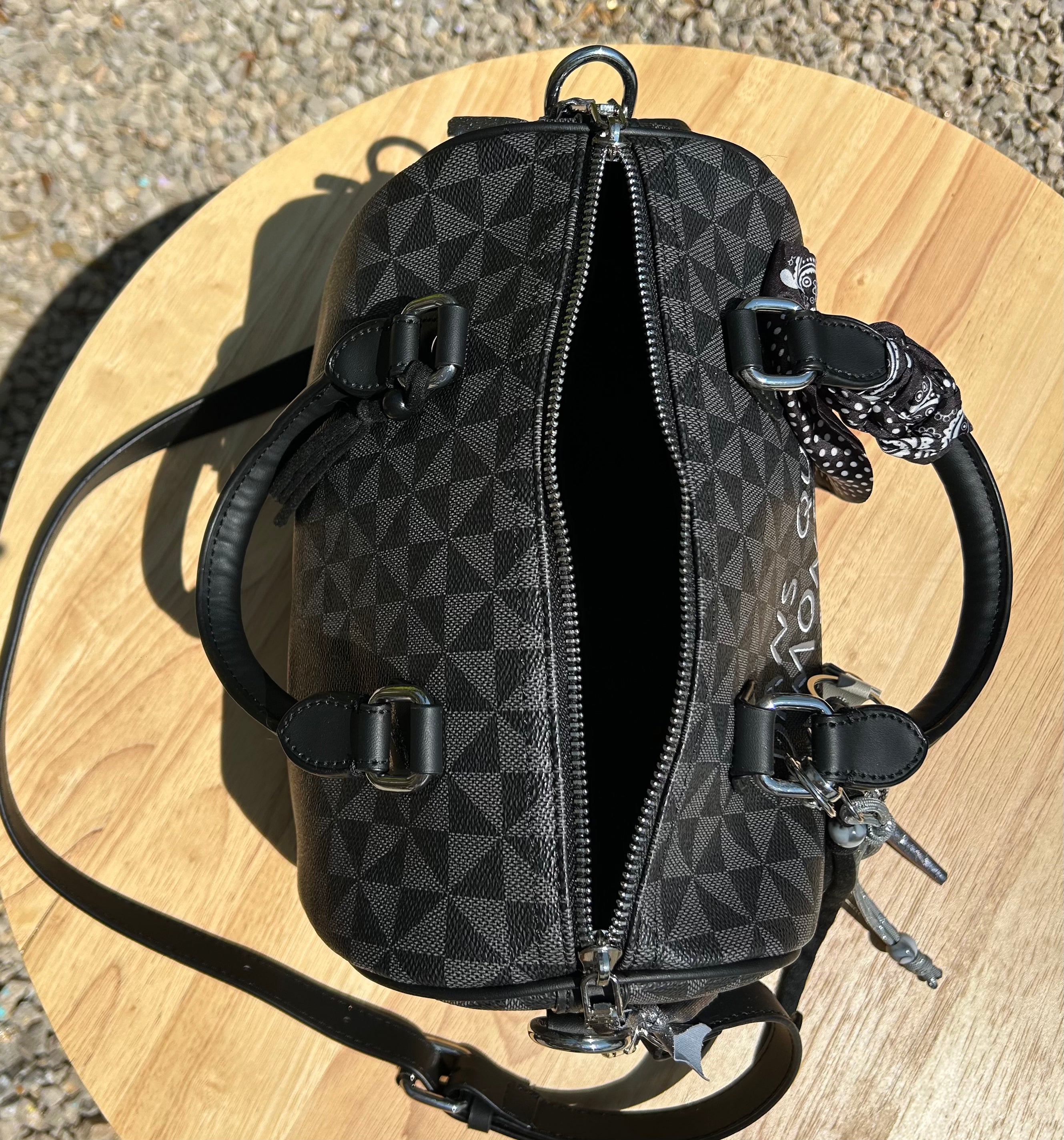 Sac Boston noir DANS QUEL MONDE VIT-ON